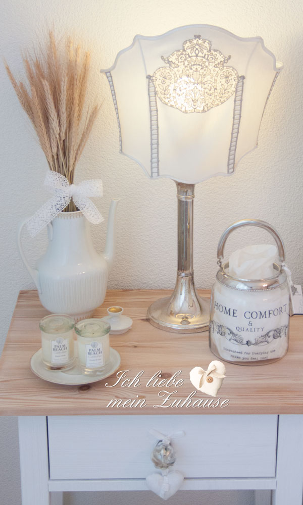 Blog - Schlafzimmer in Weiss - Wie dekoriere ich einen Nachttisch - Palm Beach Collection Duftkerze - Lene Bjerre Windlicht Tradition - Tissuebox Princesse - Drahtkörbchen - Bild 5