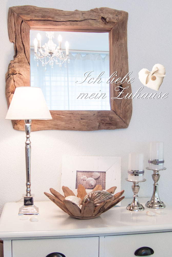 Blog - Seaside Inspirationen im Long Island Style mit Holzspiegel Tischlampe mit Leinenschirm silbrigen Kerzenständer Muscheln in der Holzschale Holzfotorahmen