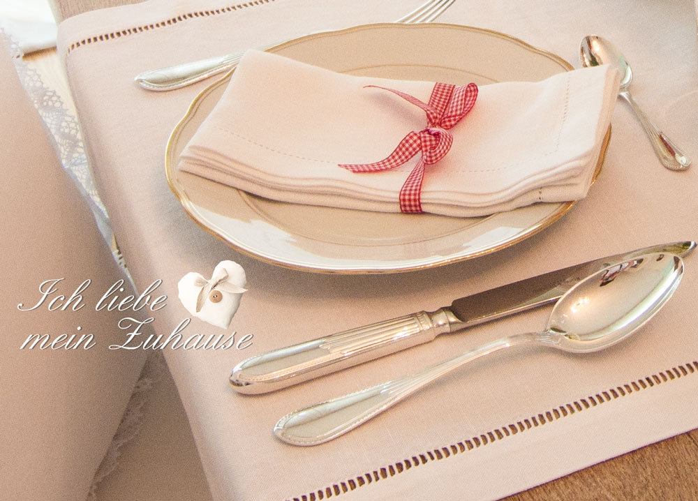 Blog - 1. August im Landhausstil mit Kissen Luxus Home Collection und Vintage Suppenschüssel und Etagere und Lene Bjerre Teelicht - Bild 1