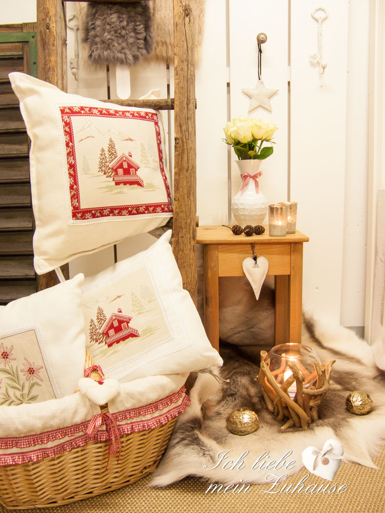 Blog - Weihnachtsdekoration im Chalet-Stil mit Leinenkissen Weidenkorb Holzhocker Teelicht Fell - Bild 2