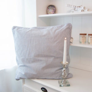Lene Bjerre - Baumwoll-Kissen 60x60cm aus der Affair Stripe Collection / blau-weiss