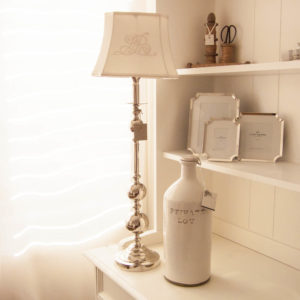 Lene Bjerre - Tischlampe Coletta silver mit weissem Monogramm Schirm