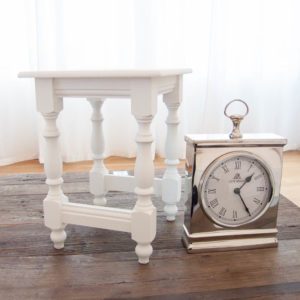 Vintage Chic - Weisser Schemel aus Holz mit gedrechselten Beinen
