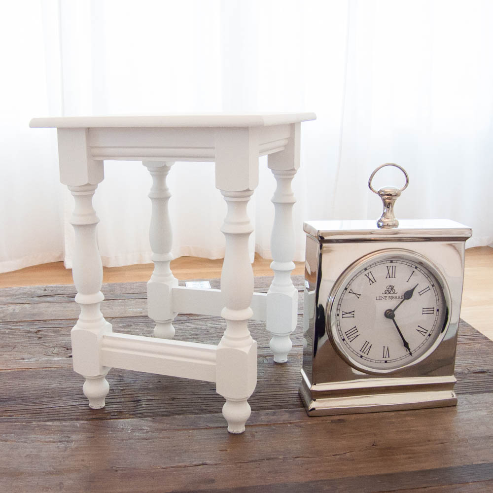 Vintage Chic – Weisser Schemel aus Holz mit gedrechselten Beinen Vintage Chic - Weisser Schemel aus Holz mit gedrechselten Beinen