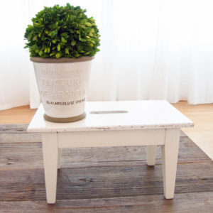 Shabby Chic - Weisser Holz-Schemel mit Loch
